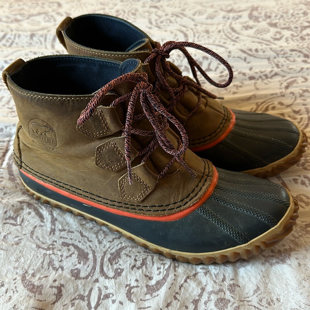 Sorel walking boots. EUC